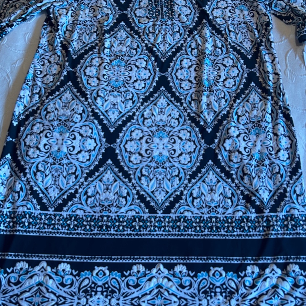 Black and White Boxy Tunic shift dress with Three-Quarter Sleeves - Picture 4 of 6